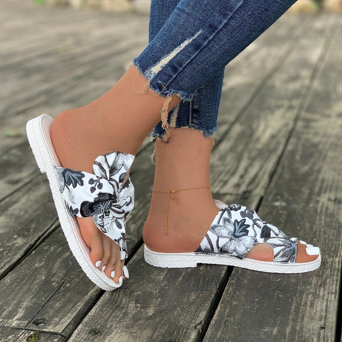 Ladies clogs with intricate floral pattern and comfortable footbed Ivyshape