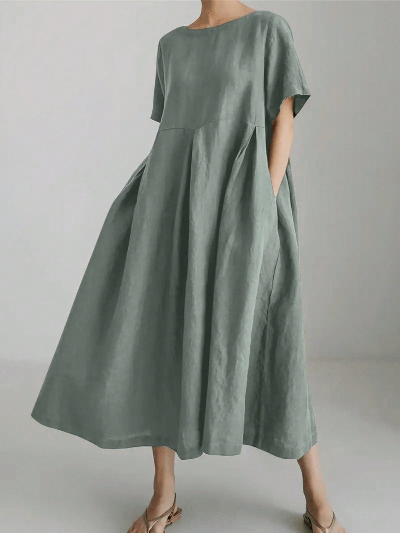 Women's maxi dress with a casual cut and practical pockets Ivyshape