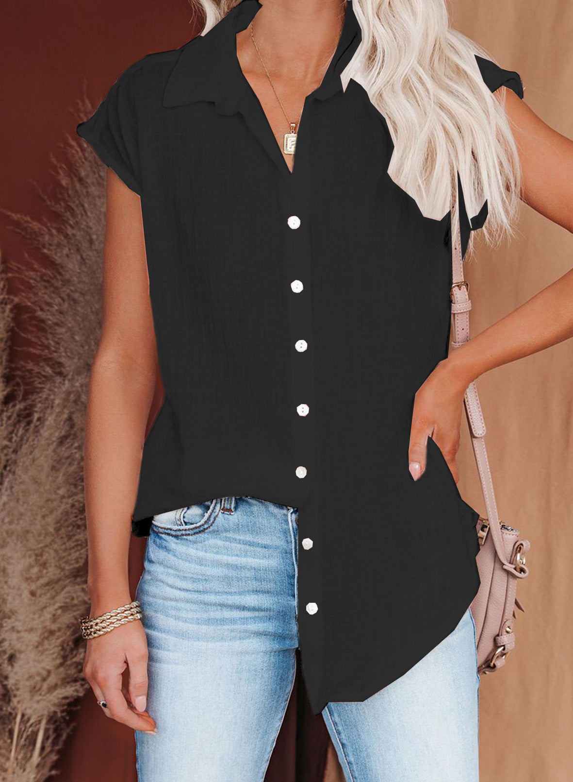 Ladies airy short-sleeve blouse made of lightweight fabric Ivyshape