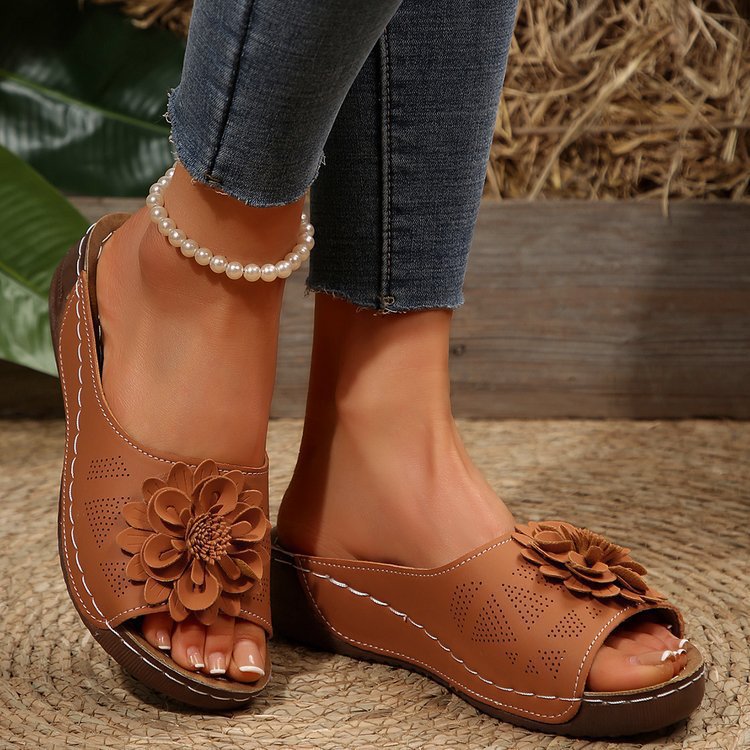 Ladies sandals with fashionable floral design and ergonomic footbed Ivyshape