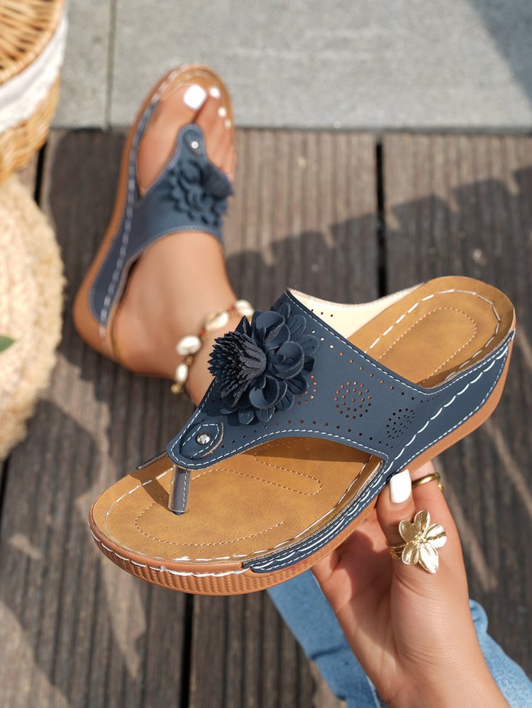 Women's wedge sandals with stylish floral details and ergonomic footbed Ivyshape
