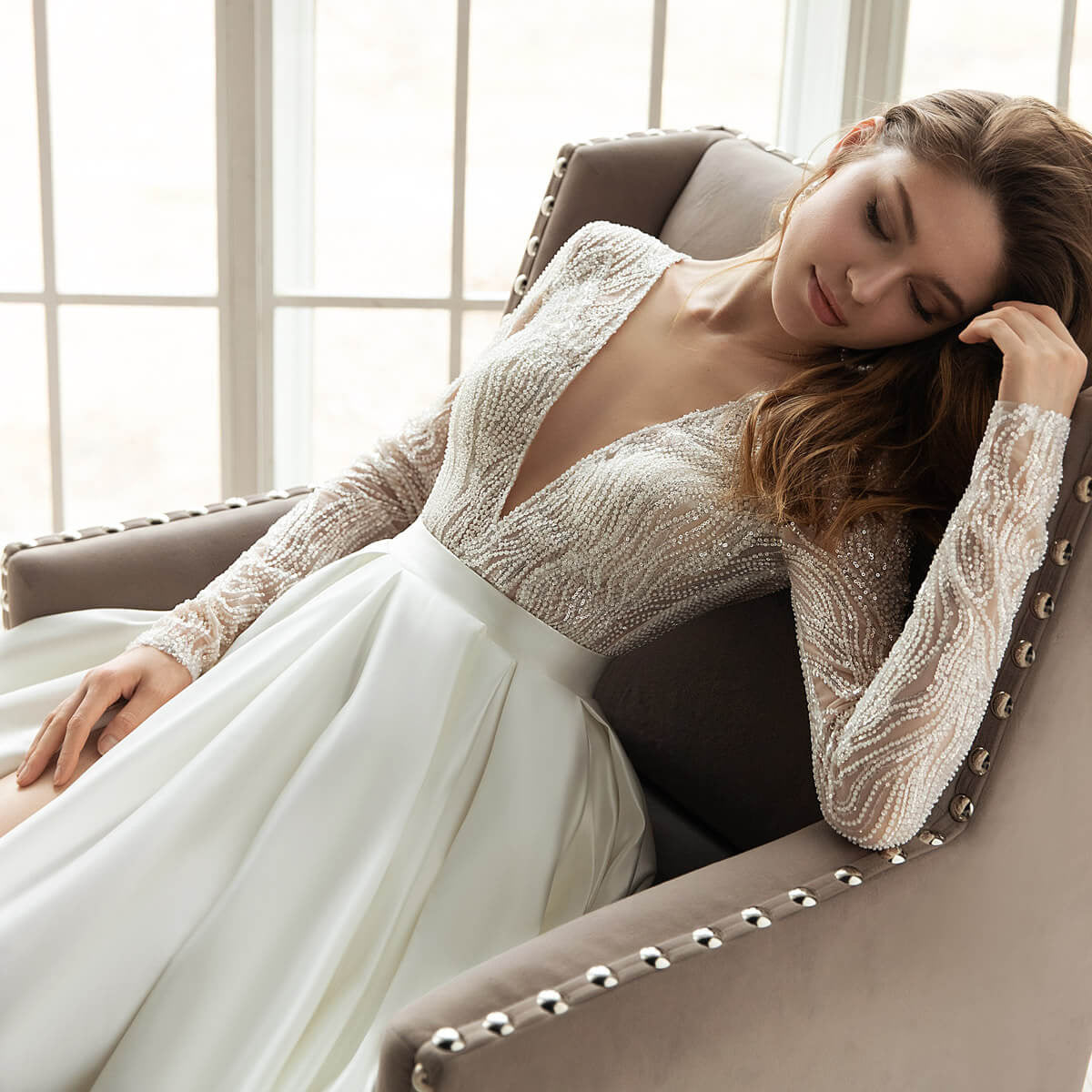 Women High-Quality Wedding Dress in A-Line Cut with Deep V-Neck and Long Sleeves Ivyshape