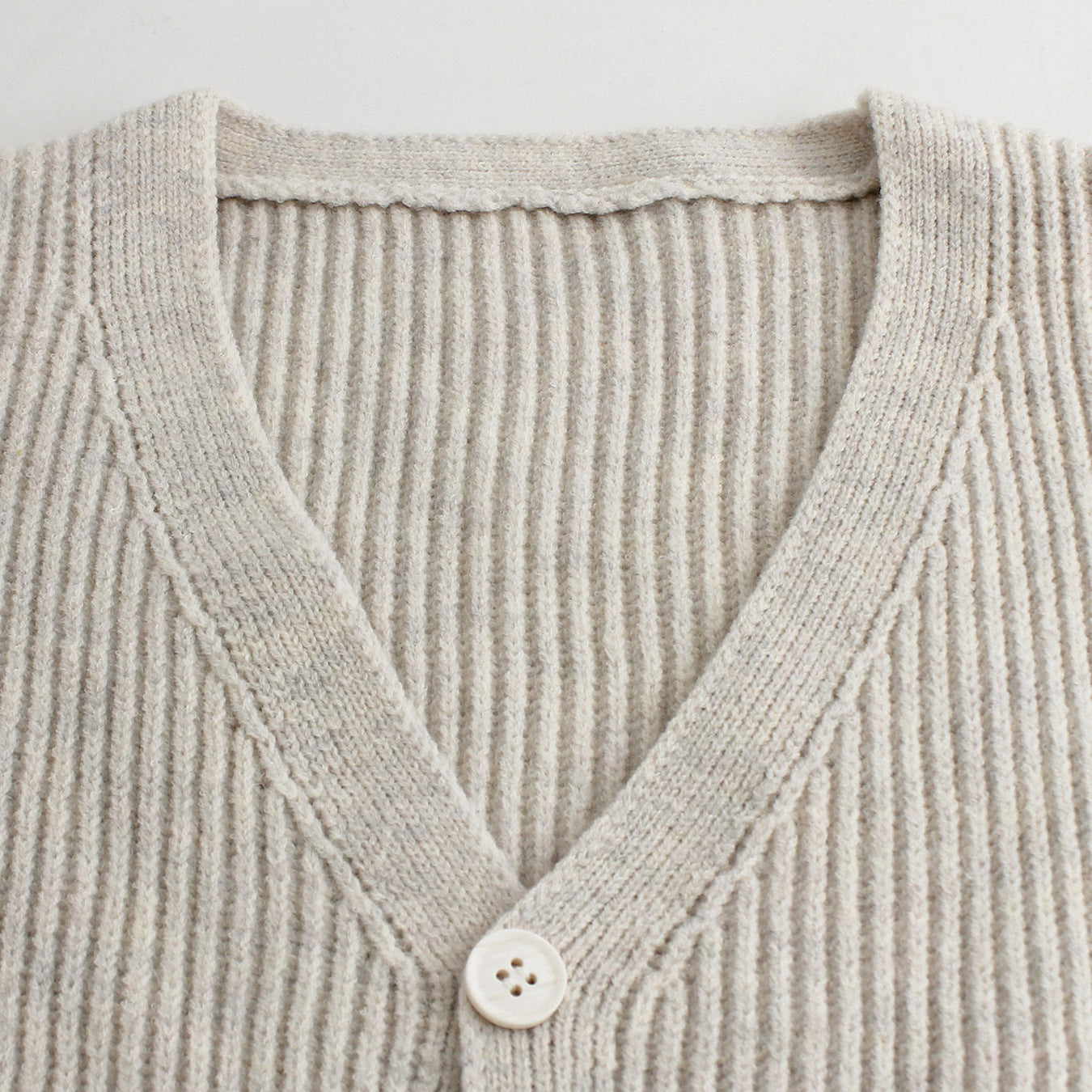 Women's knit vest with classic ribbed pattern Ivyshape