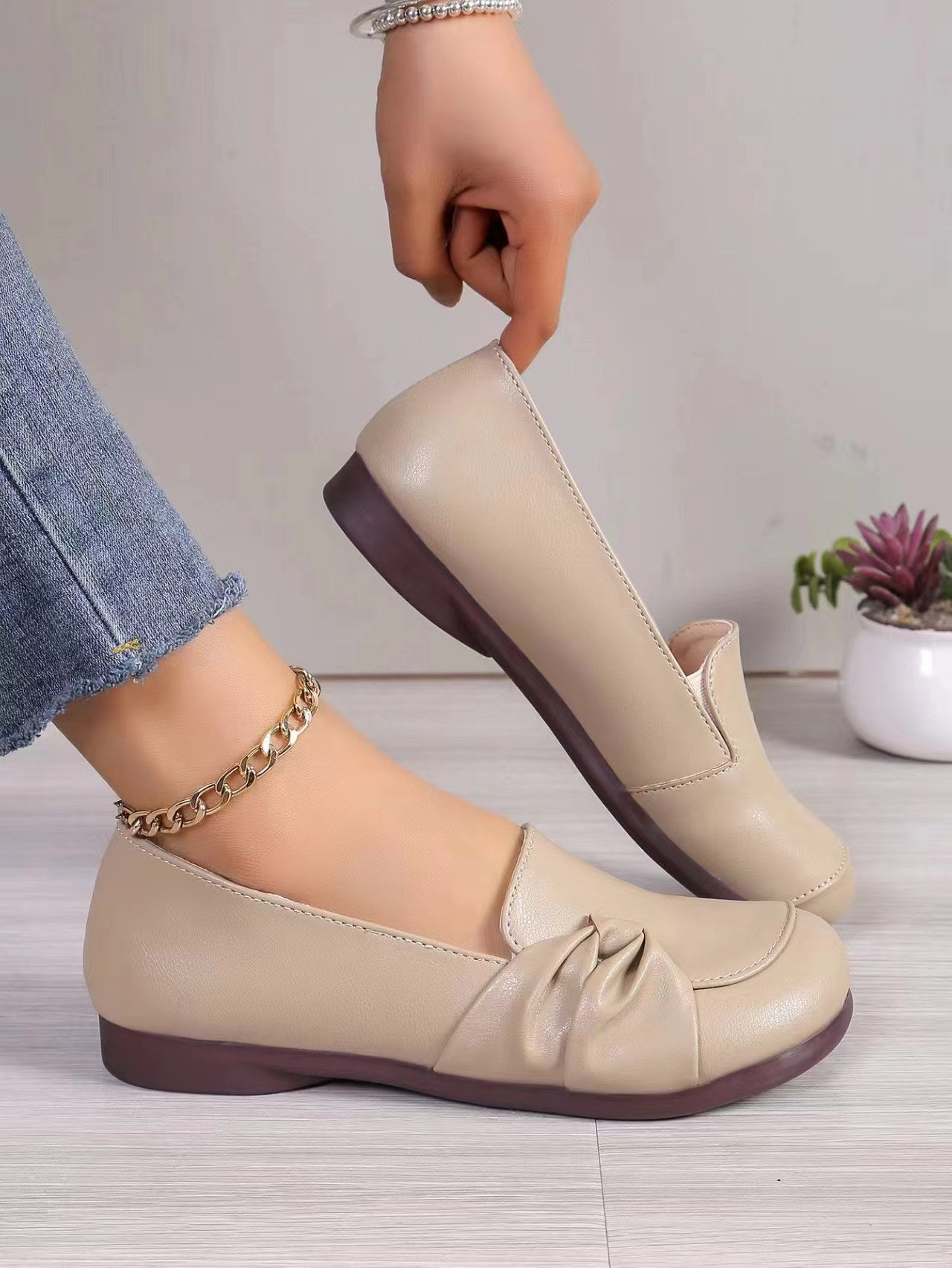 Ladies Comfortable Slippers with Elegant Pleat Design Ivyshape