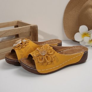 Ladies sandals with fashionable floral design and ergonomic footbed Ivyshape