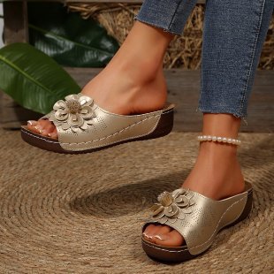 Ladies sandals with fashionable floral design and ergonomic footbed Ivyshape