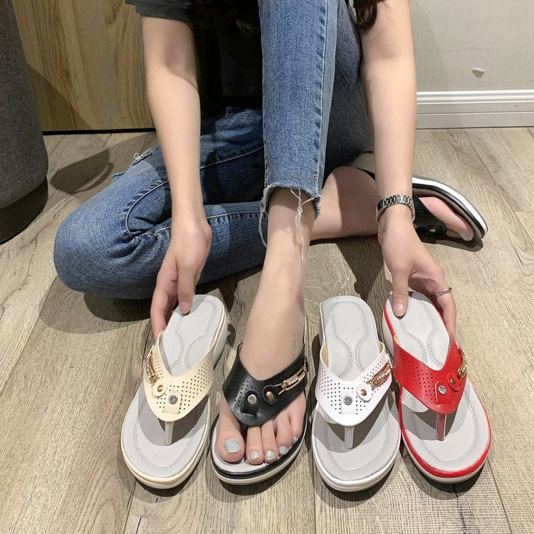 Ladies fashion-friendly thong sandals with ergonomic footbed and fashionable accents Ivyshape