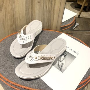 Ladies fashion-friendly thong sandals with ergonomic footbed and fashionable accents Ivyshape