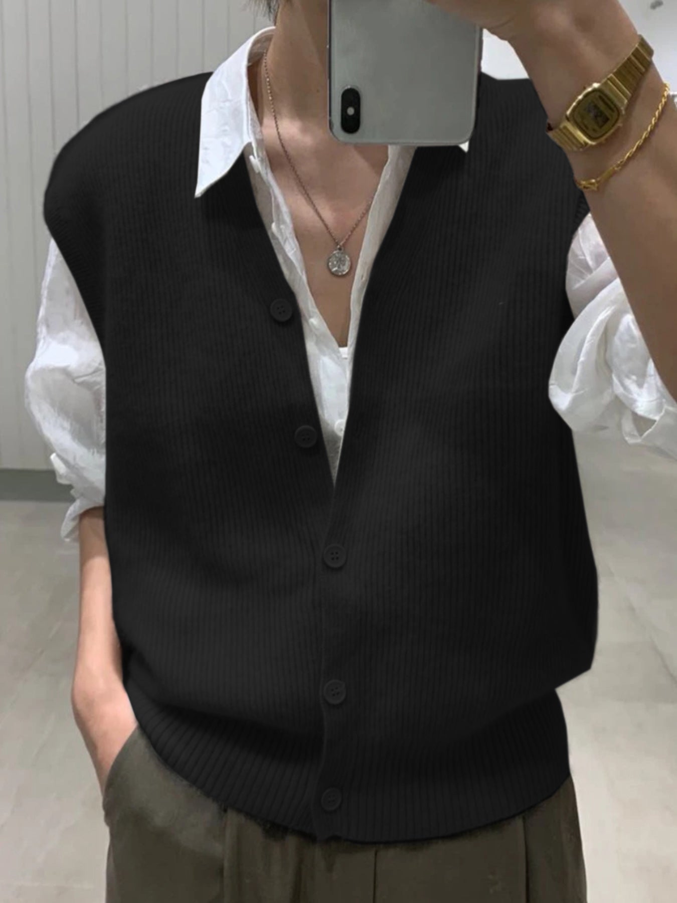 Women's knit vest with classic ribbed pattern Ivyshape