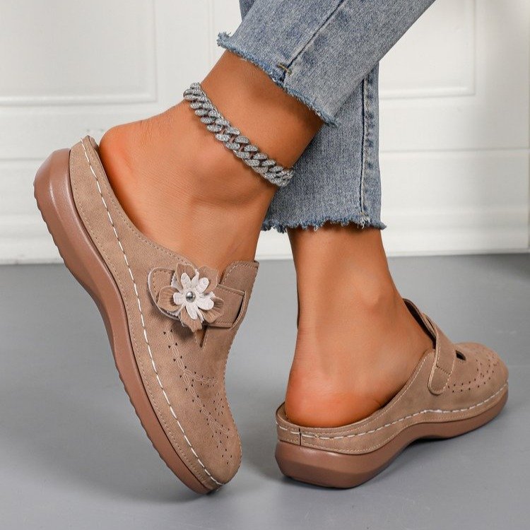 Women's clogs with comfortable flower design and anatomical footbed Ivyshape