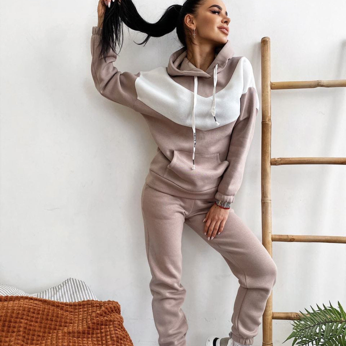 Women's sporty set made of fleece hoodie and joggers with hybrid design Ivyshape