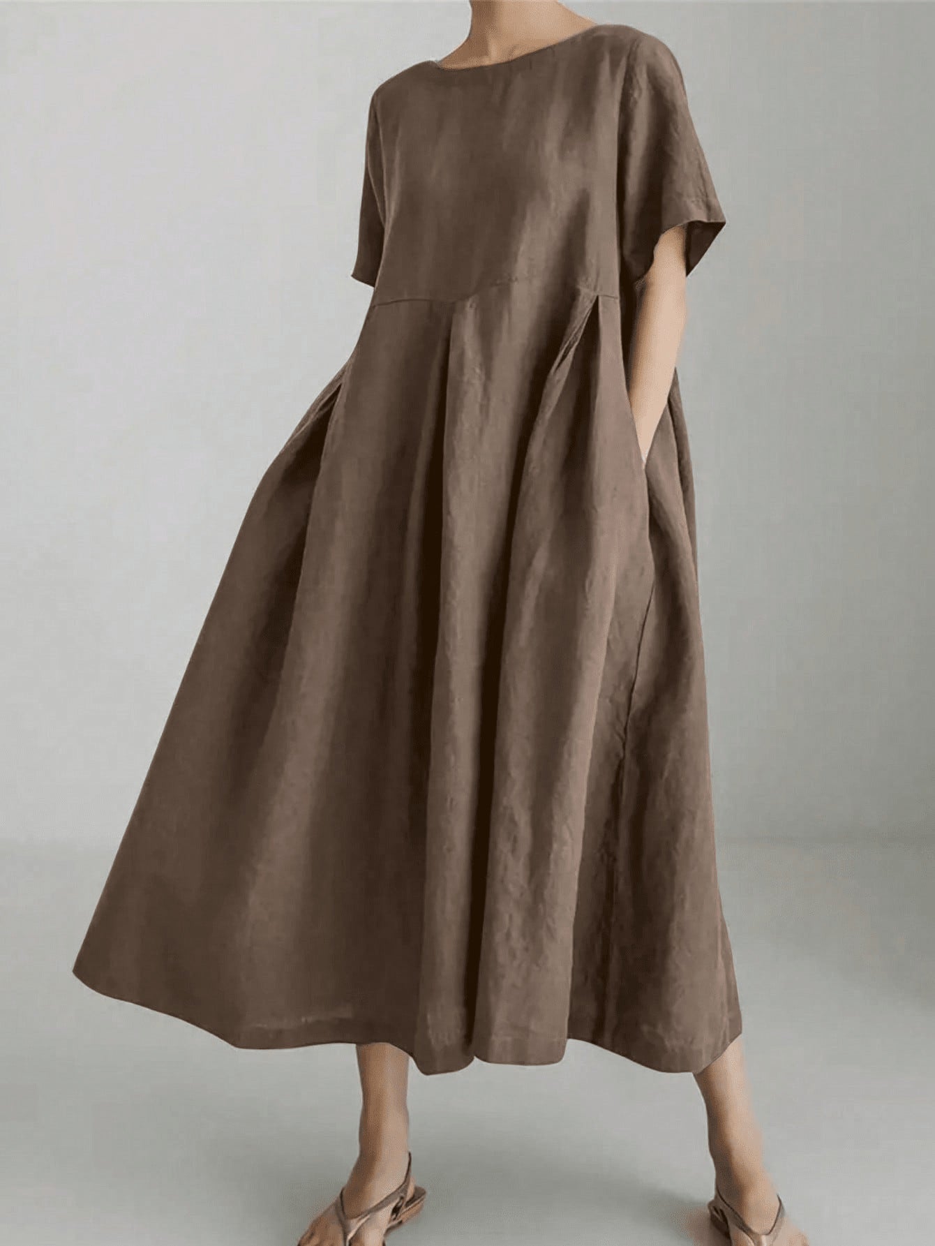 Women's maxi dress with a casual cut and practical pockets Ivyshape