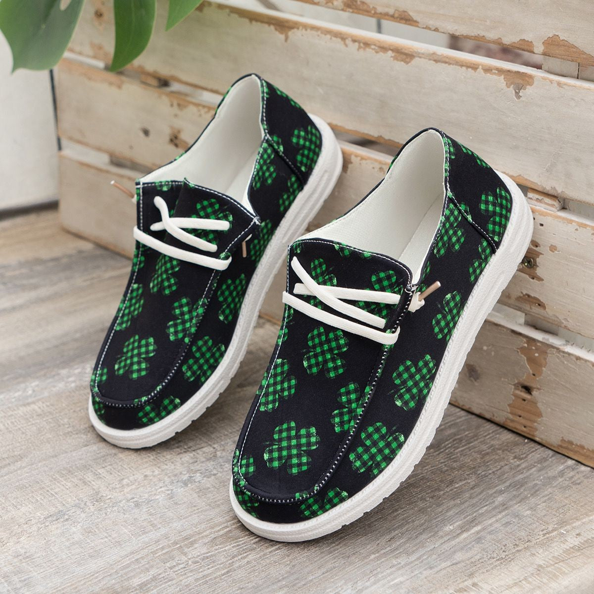 Ladies casual shoes with cheerful cloverleaf design Ivyshape