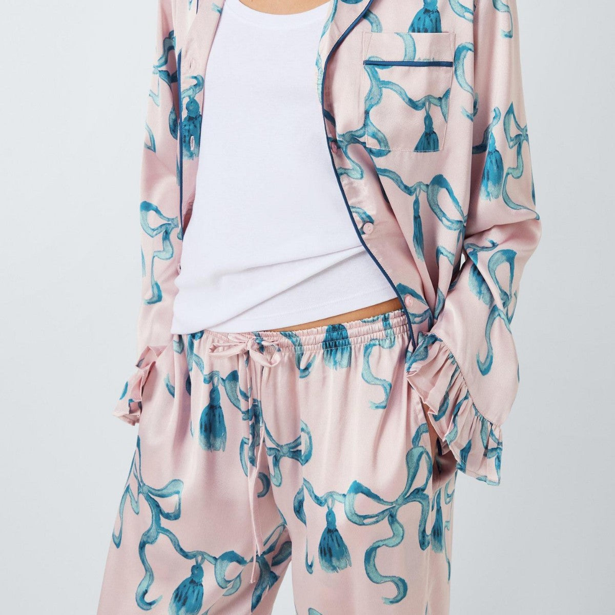 Women elegant pyjama set with ruffle details Ivyshape