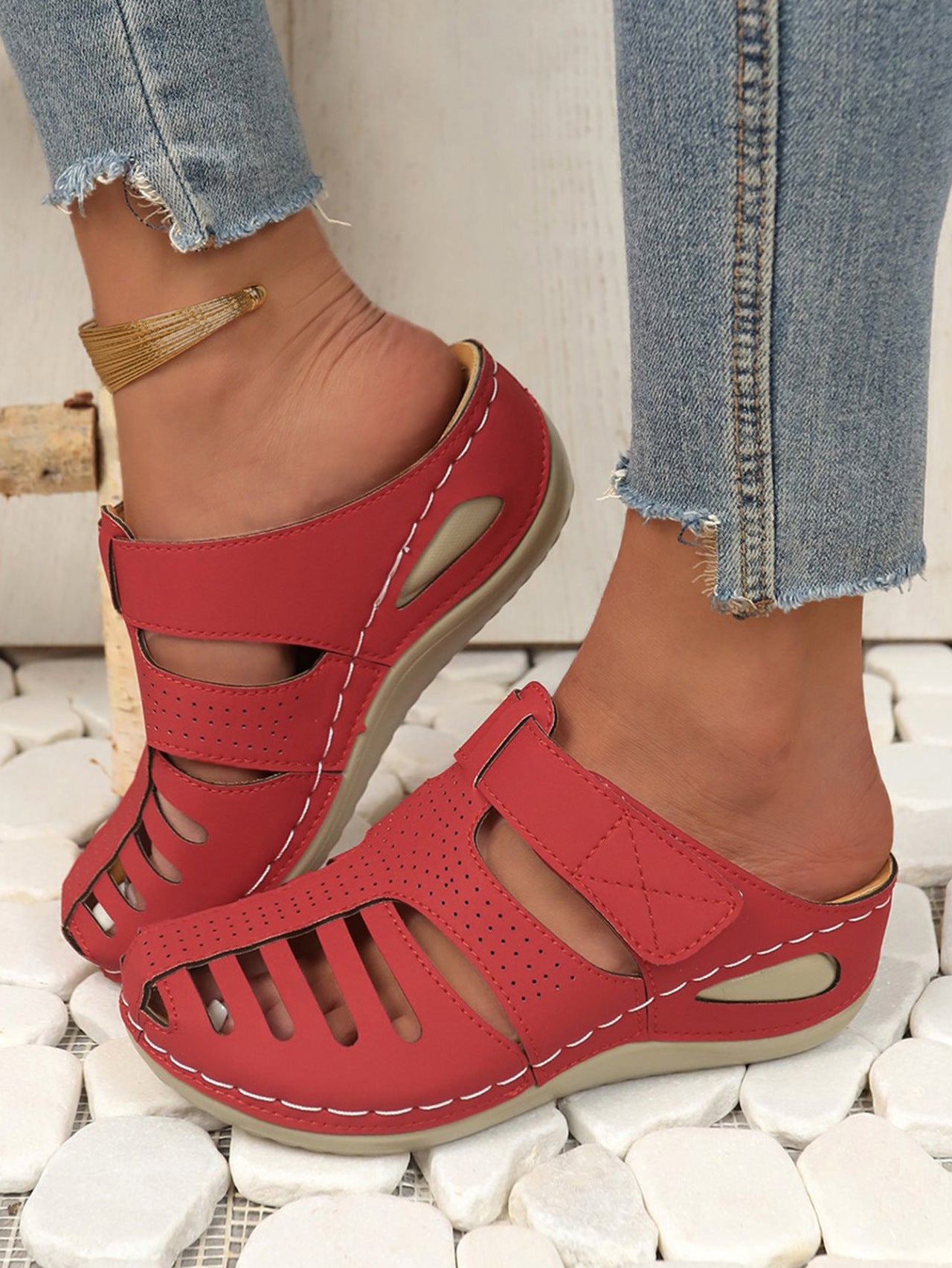 Women's Comfortable Clogs with Breathable Upper Structure and Adjustable Strap Ivyshape