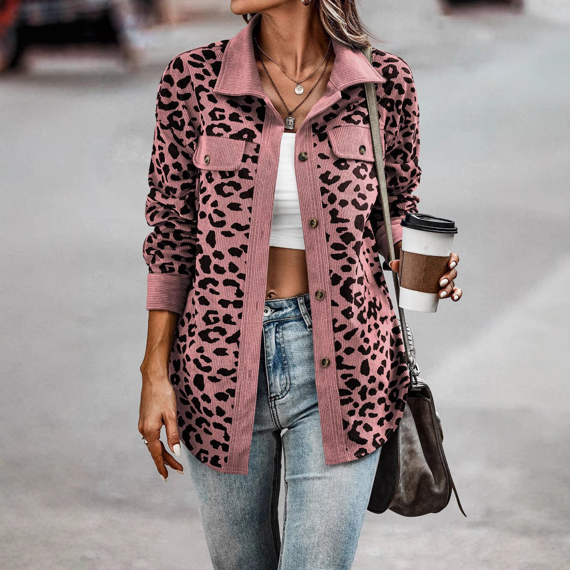 Women's jacket in leopard print with textured fabric and practical pockets Ivyshape