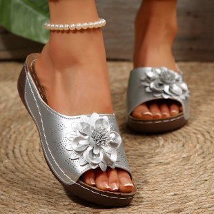 Ladies sandals with fashionable floral design and ergonomic footbed Ivyshape