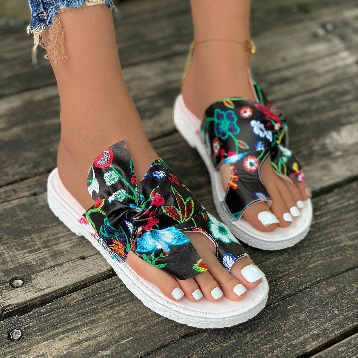 Ladies clogs with intricate floral pattern and comfortable footbed Ivyshape
