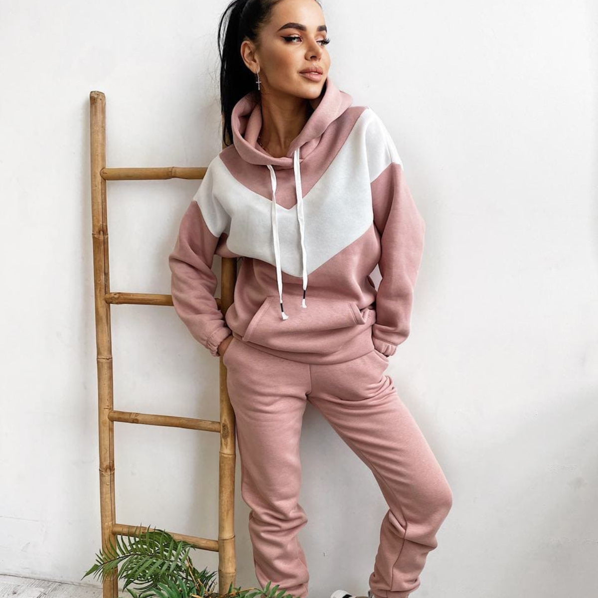 Women's sporty set made of fleece hoodie and joggers with hybrid design Ivyshape