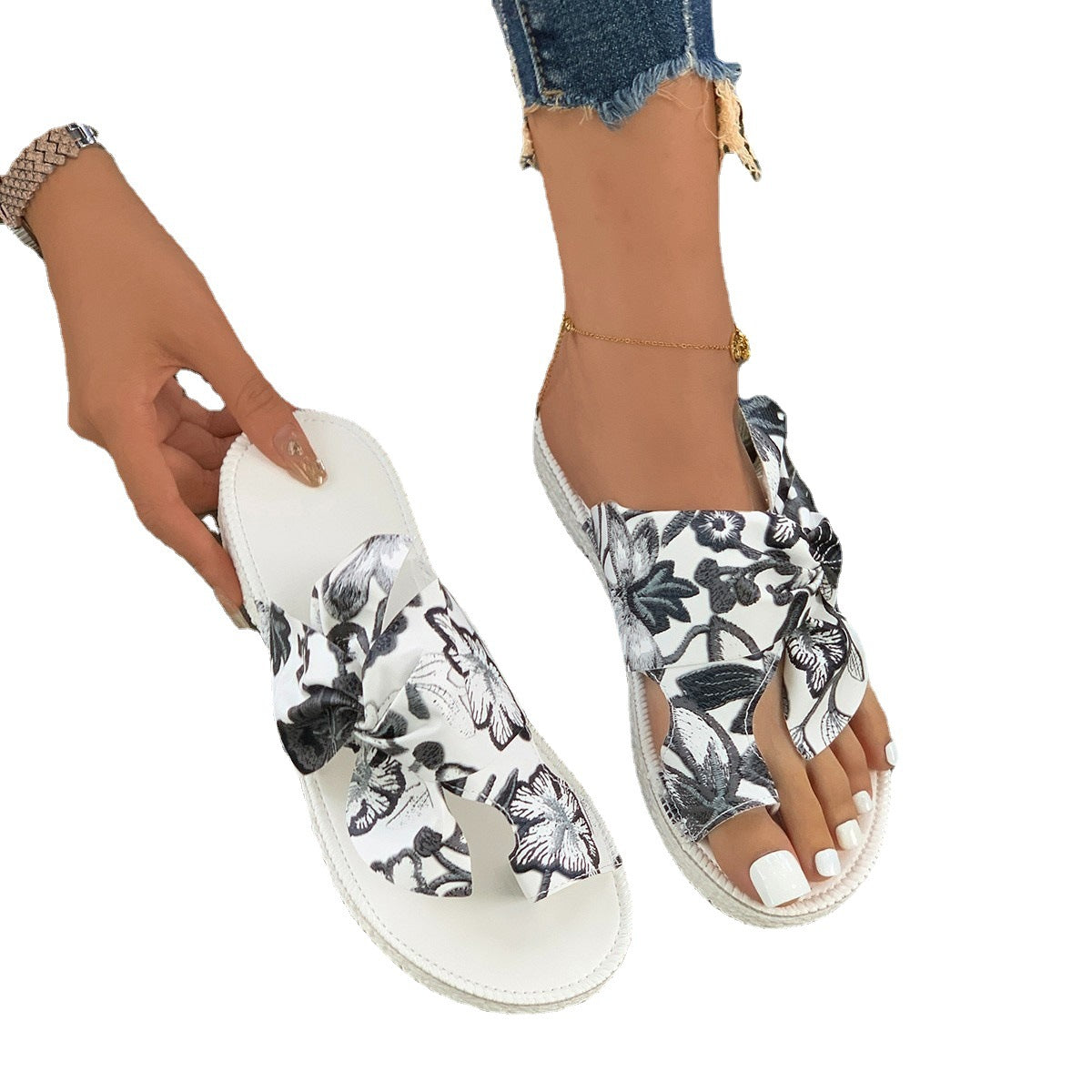 Ladies clogs with intricate floral pattern and comfortable footbed Ivyshape