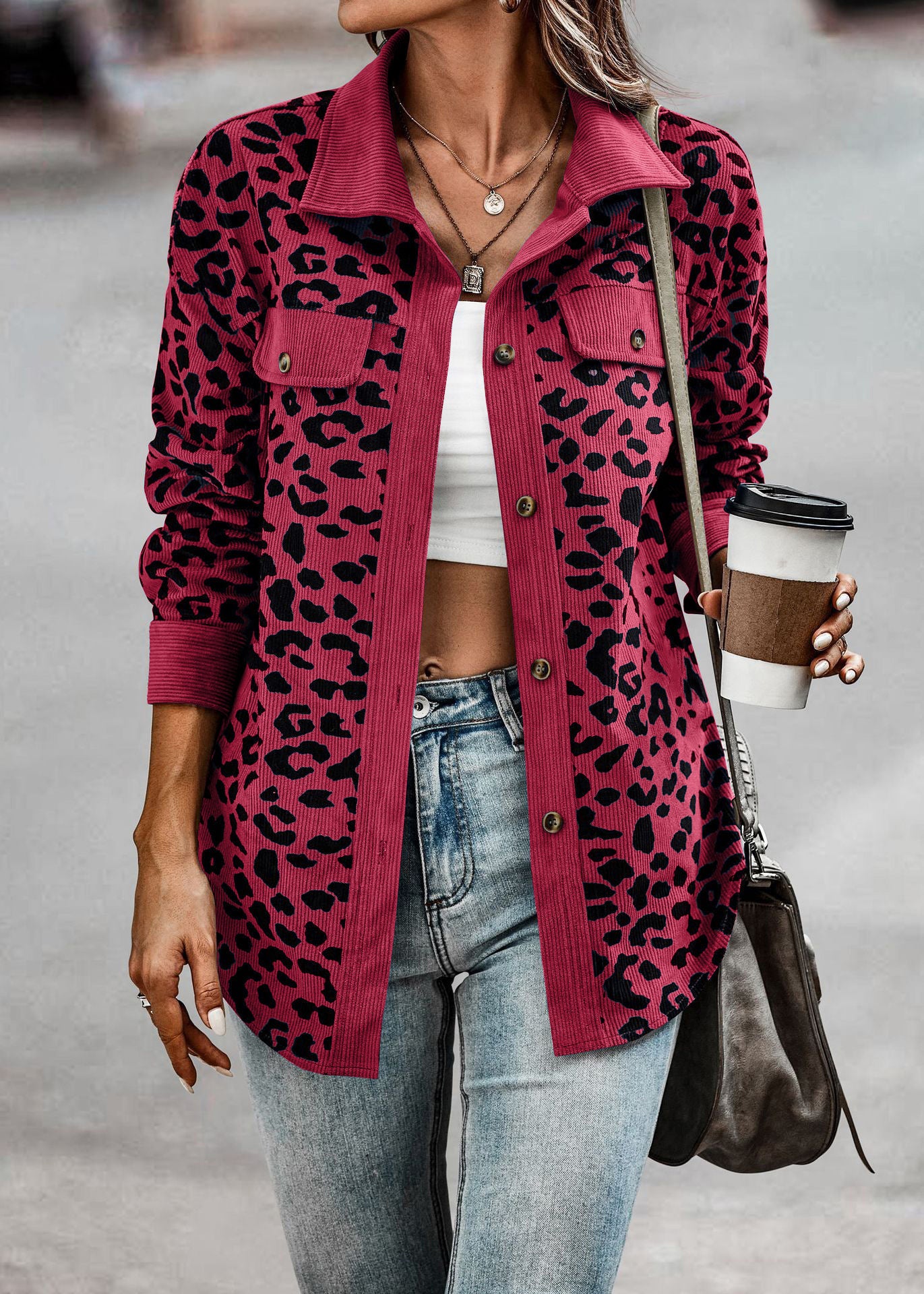 Women's jacket in leopard print with textured fabric and practical pockets Ivyshape