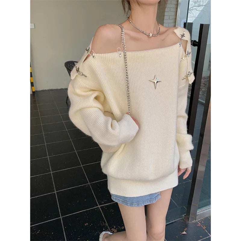 Long And Cozy Off-Shoulder Pullover With Clip Accesoires