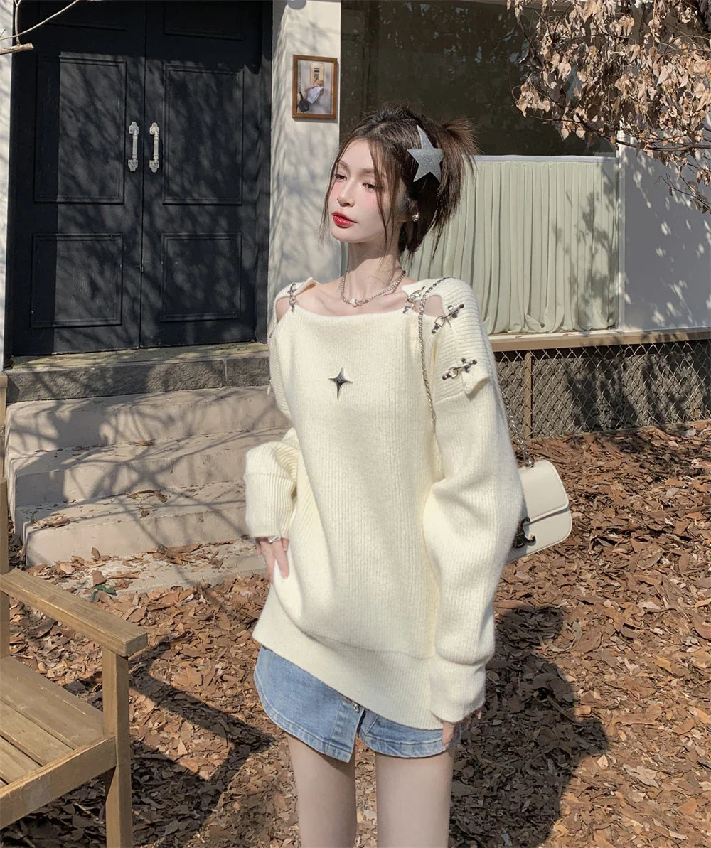 Long And Cozy Off-Shoulder Pullover With Clip Accesoires