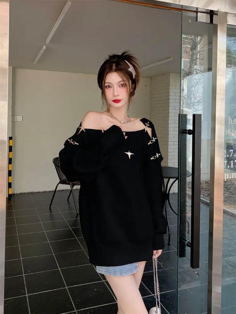 Long And Cozy Off-Shoulder Pullover With Clip Accesoires