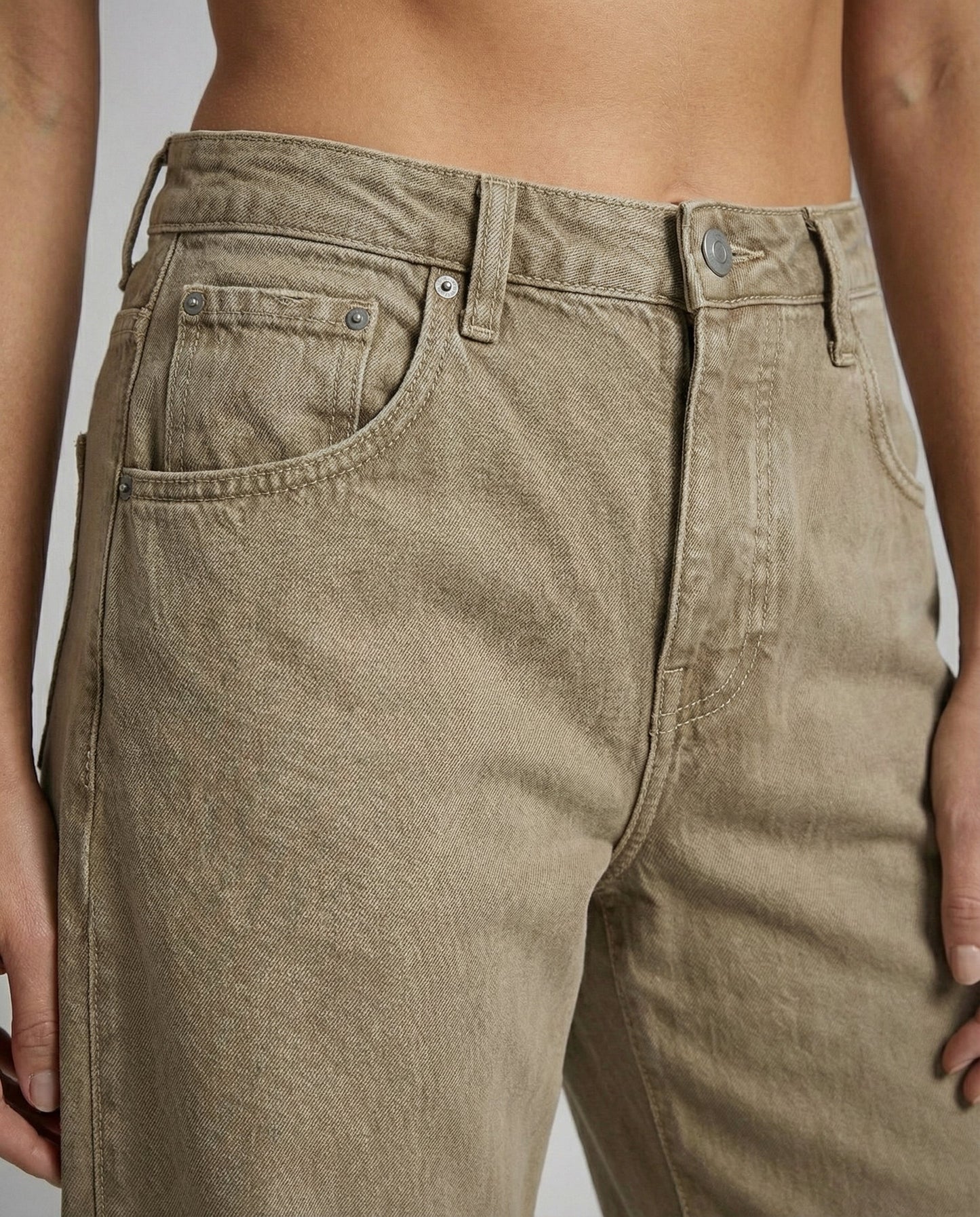 wide leg jeans with relaxed fit and loose-cut silhouette