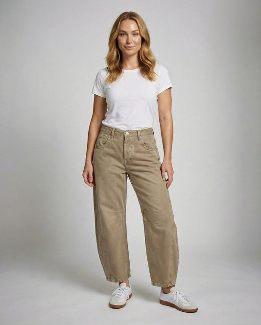 wide leg jeans with relaxed fit and loose-cut silhouette