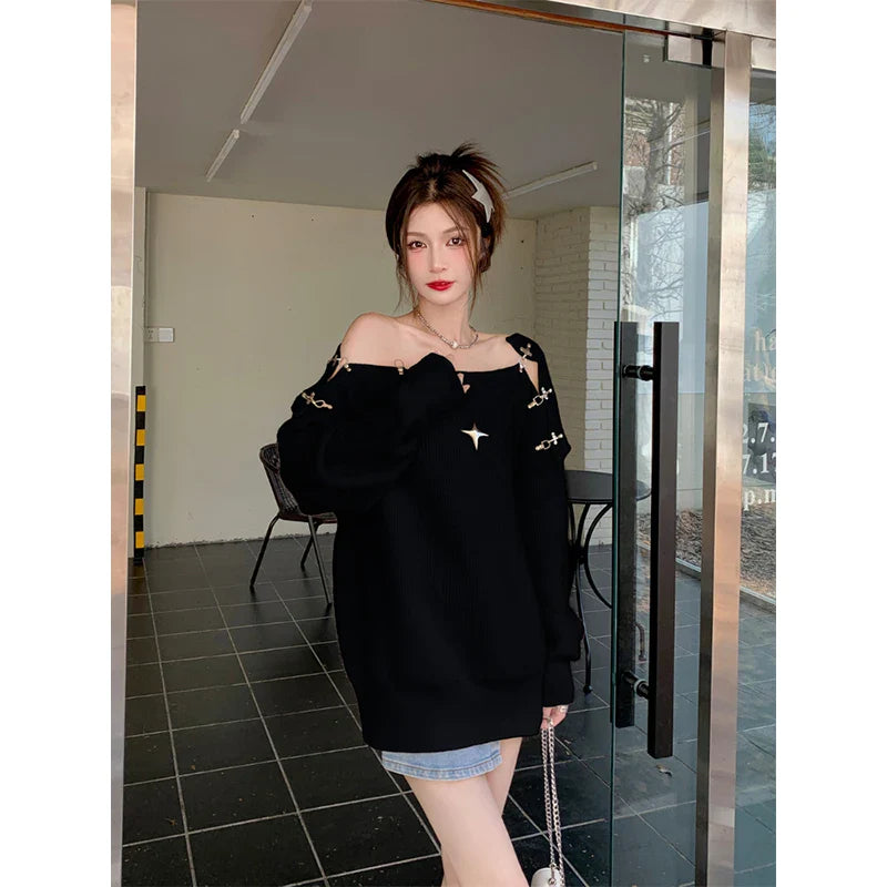 Long And Cozy Off-Shoulder Pullover With Clip Accesoires