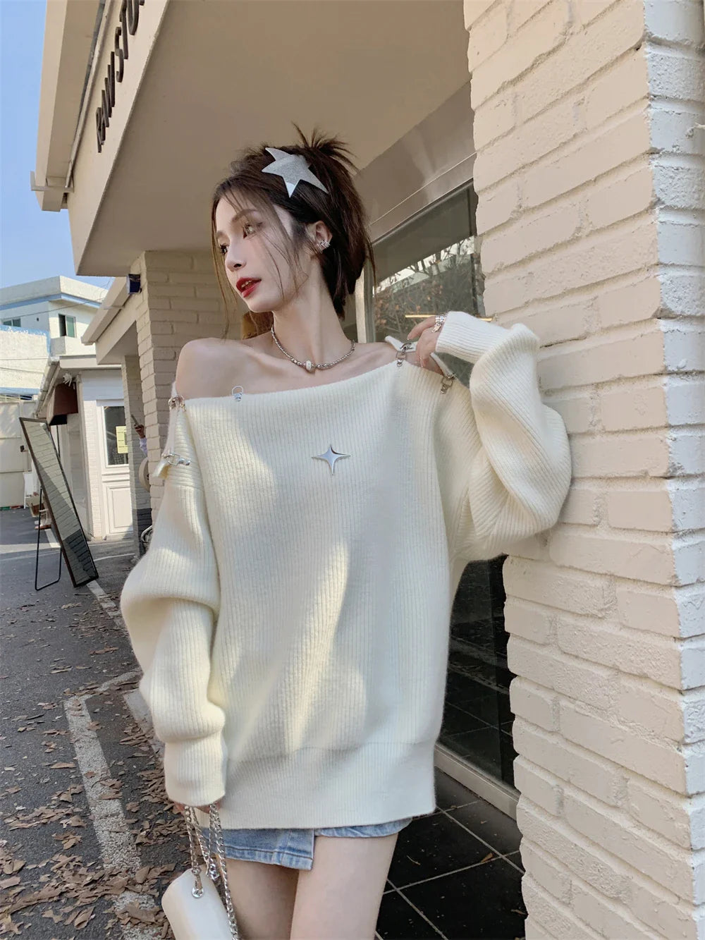 Long And Cozy Off-Shoulder Pullover With Clip Accesoires