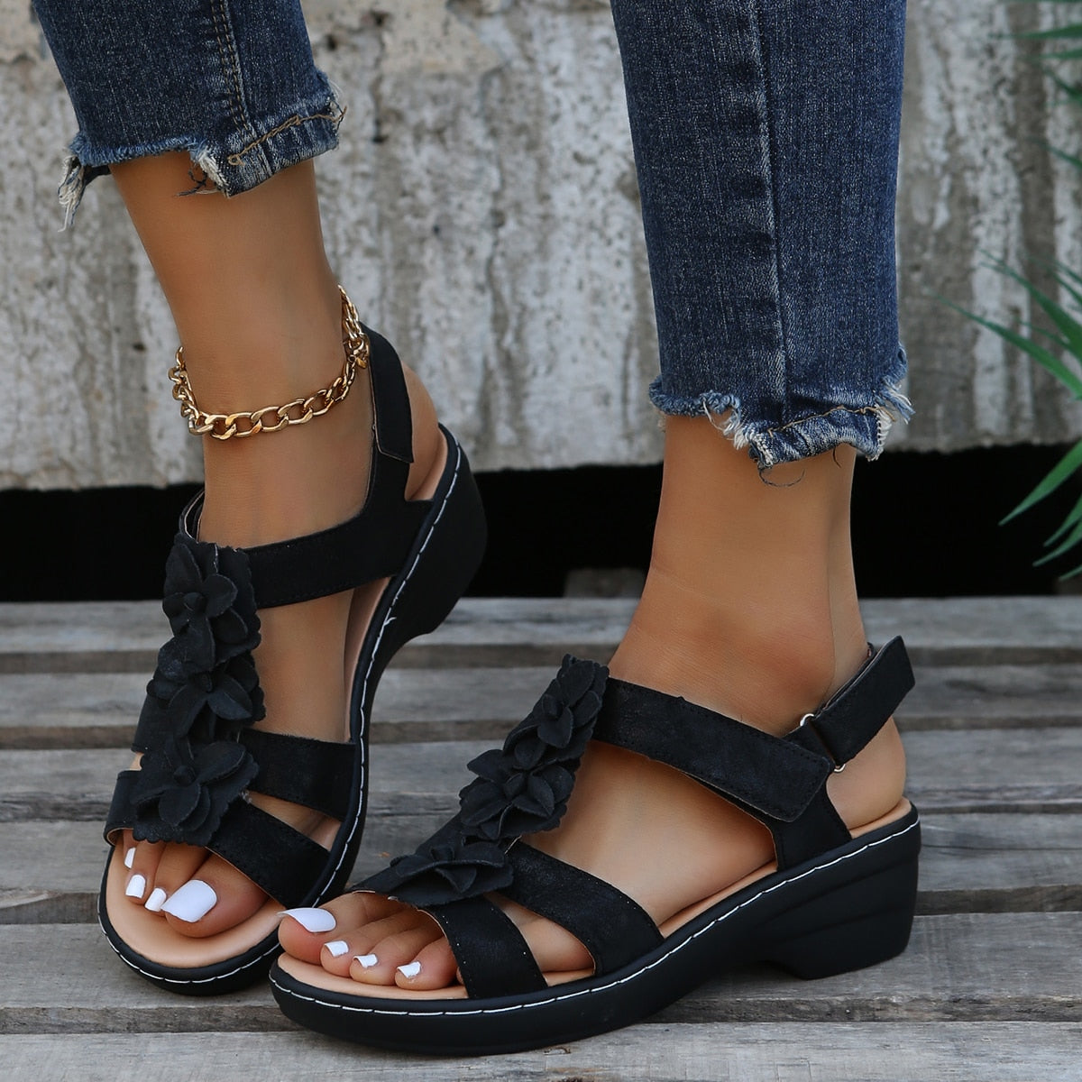Ivyshape | Orthopedic sandals with black flowers