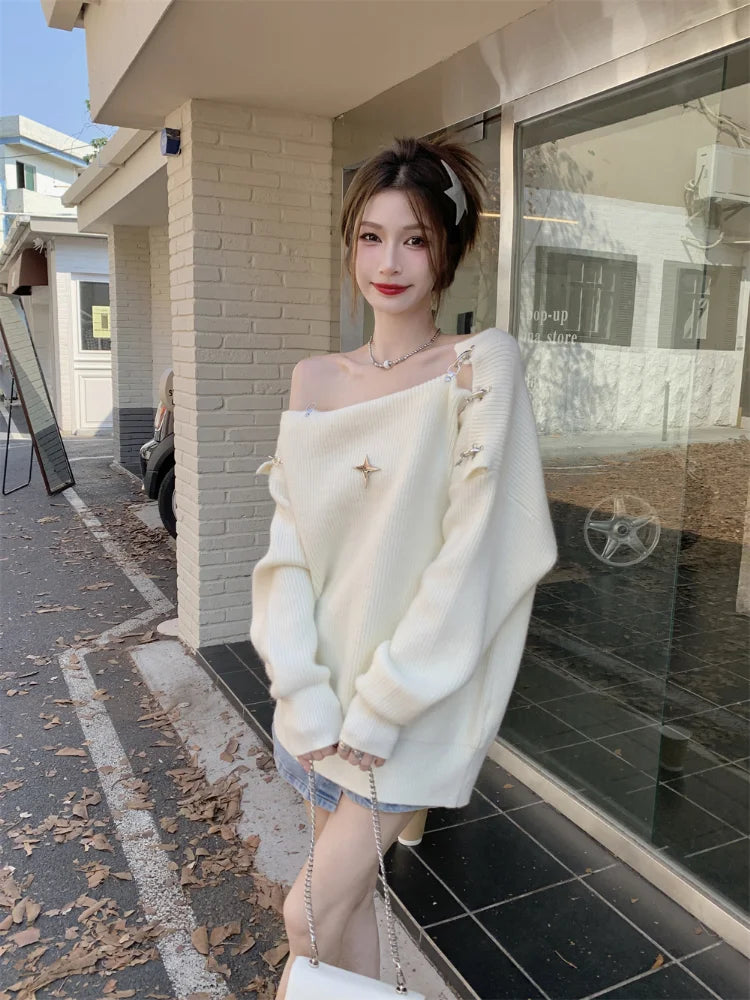 Long And Cozy Off-Shoulder Pullover With Clip Accesoires