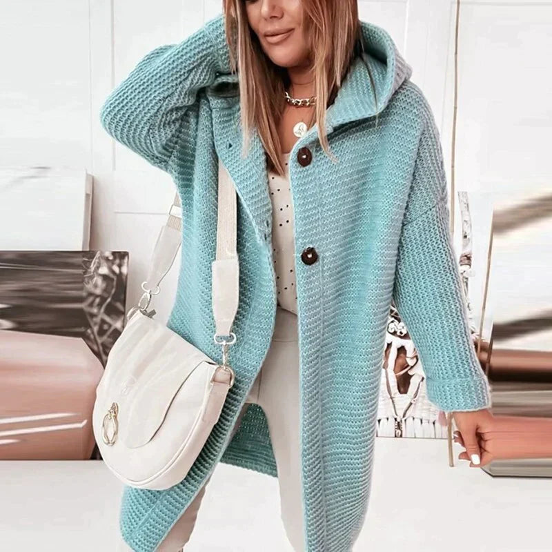 Lange Strickjacke mit Kapuze in Blau mit zwei schwarzen Knöpfen