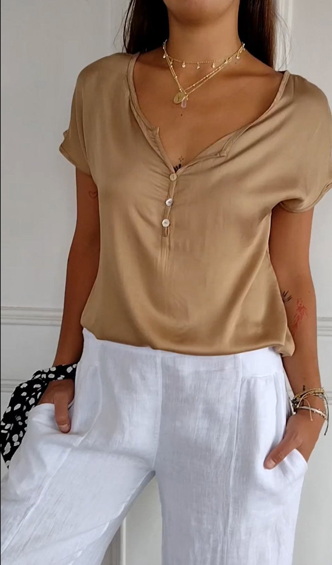 Elegant t-shirt with V-Neck and buttons