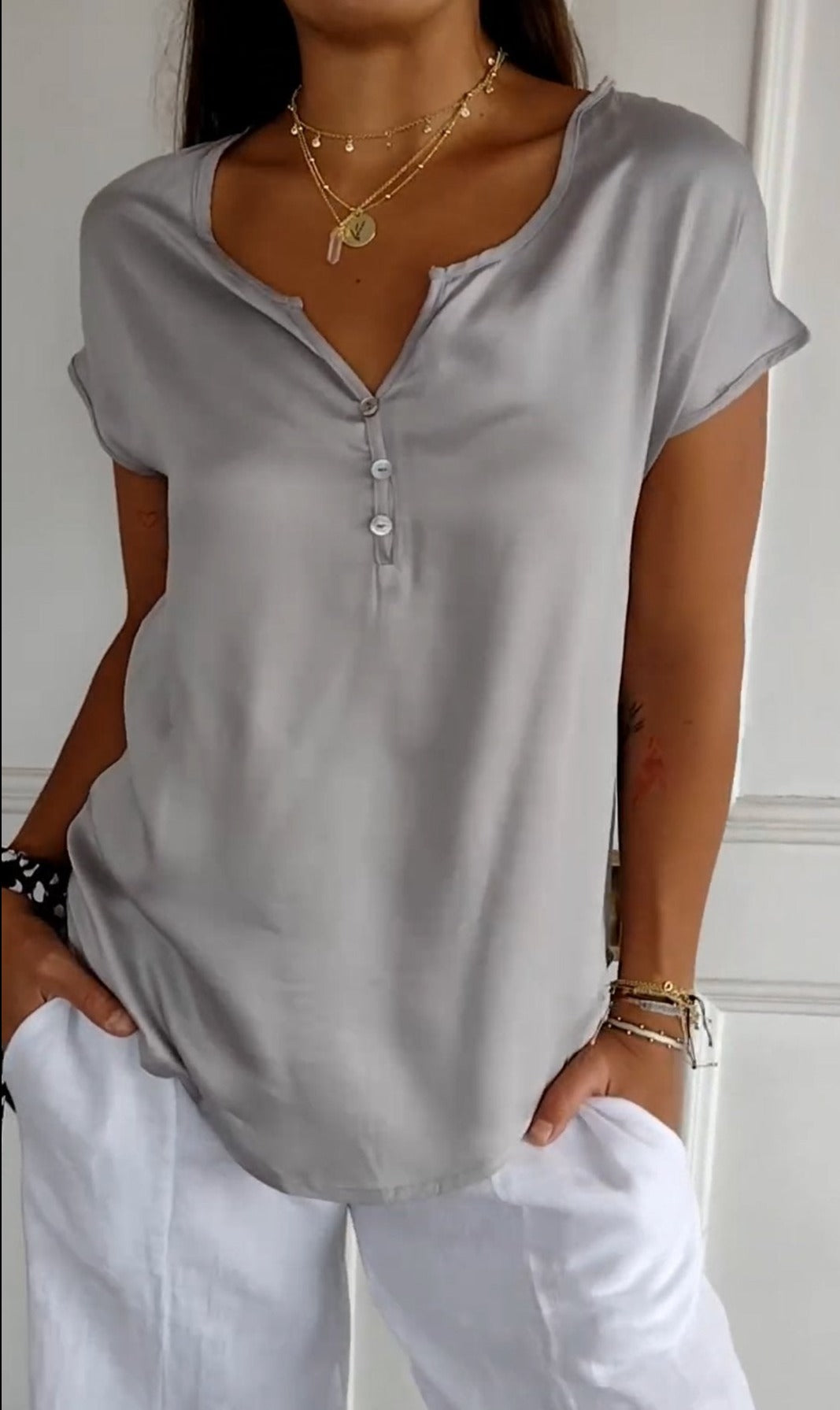 Elegant t-shirt with V-Neck and buttons