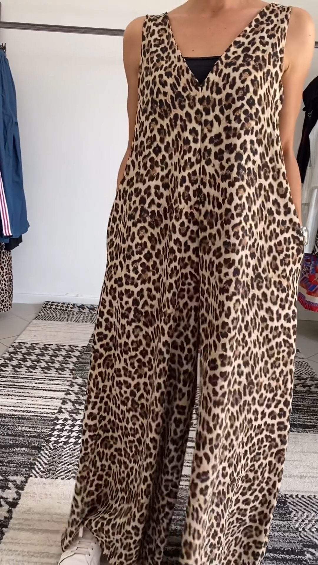 Women's V-neck Sleeveless Leopard Printed Jumpsuit