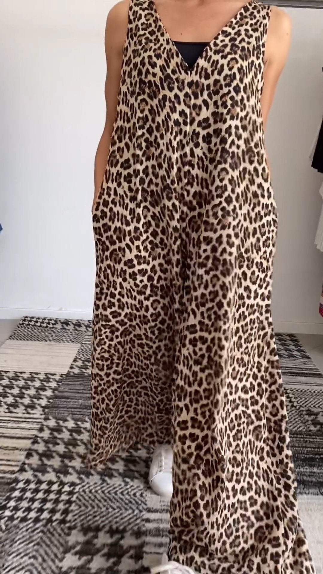 Women's V-neck Sleeveless Leopard Printed Jumpsuit