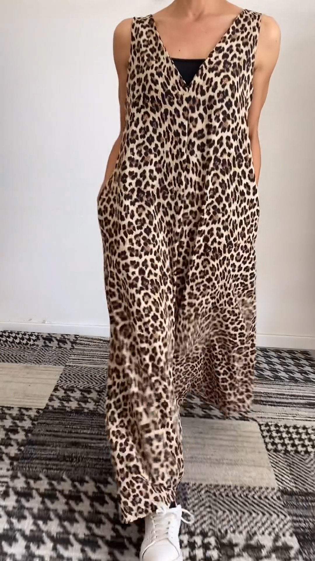 Women's V-neck Sleeveless Leopard Printed Jumpsuit